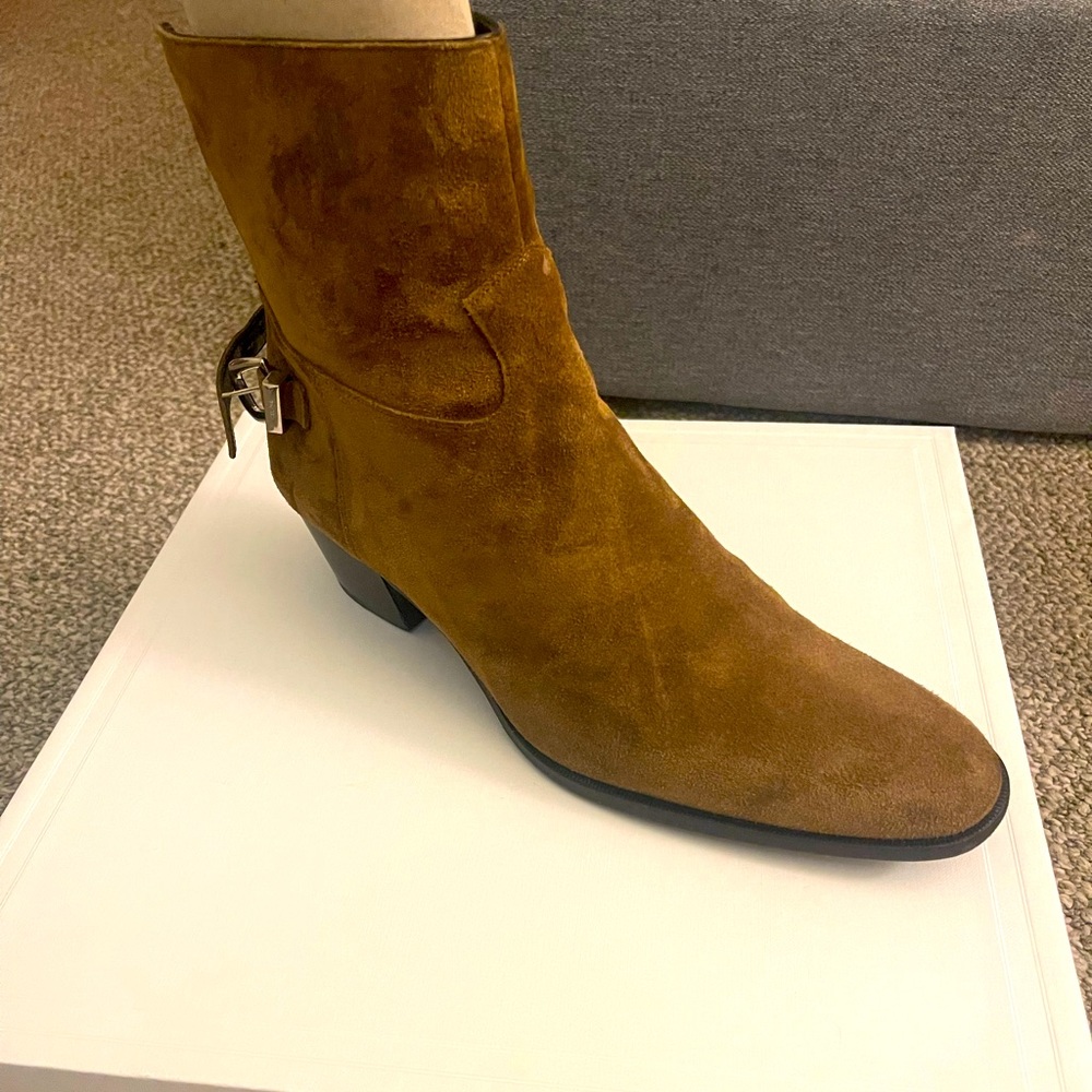 Celine - BACK BUCKLE ZIPPED ISAAC BOOT IN SUEDE CALFSKIN
TAUPE